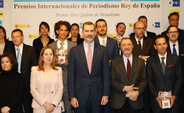 Su Majestad el Rey con con los premiados y patrocinadores